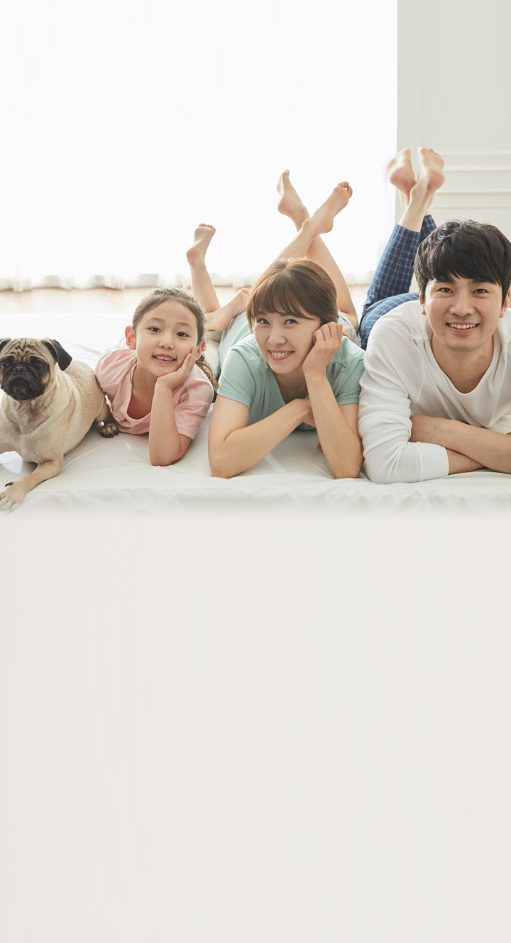 강아지, 여자아이, 엄마, 아빠로 구성된 4가족이 엎드리며 웃는 사진